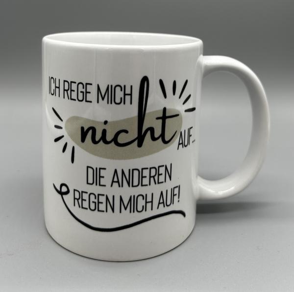 Tasse mit dem Spruch "Ich rege mich nicht auf, die anderen regen mich auf", 325 ml